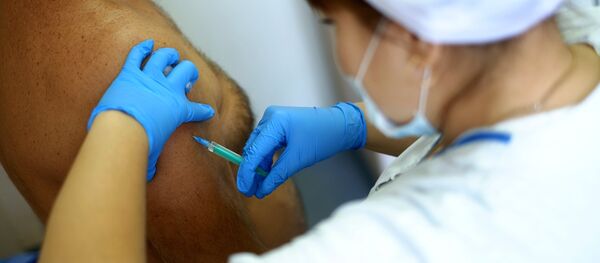 Дәрігер ине салып жатыр - Sputnik Қазақстан