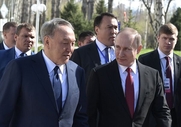 Владимир Путин и Нурсултан Назарбаев после неформальной встречи глав государств - членов ОДКБ в Бишкеке, архивное фото - Sputnik Казахстан