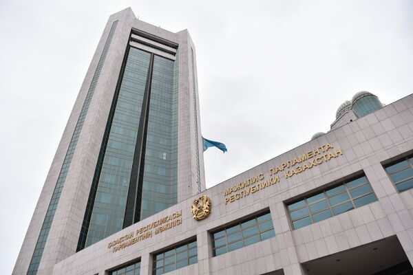 Обновленный герб на здании мажилиса - Sputnik Казахстан