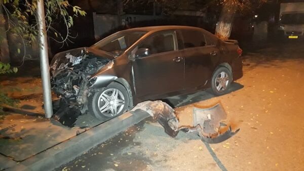 Toyota обняла столб - Sputnik Казахстан