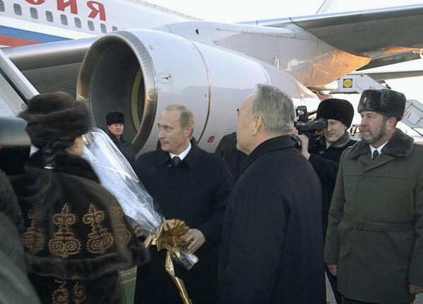 Президент Казахстана Нурсултан Назарбаев встречает президента России Владимира Путина, архивное фото - Sputnik Казахстан