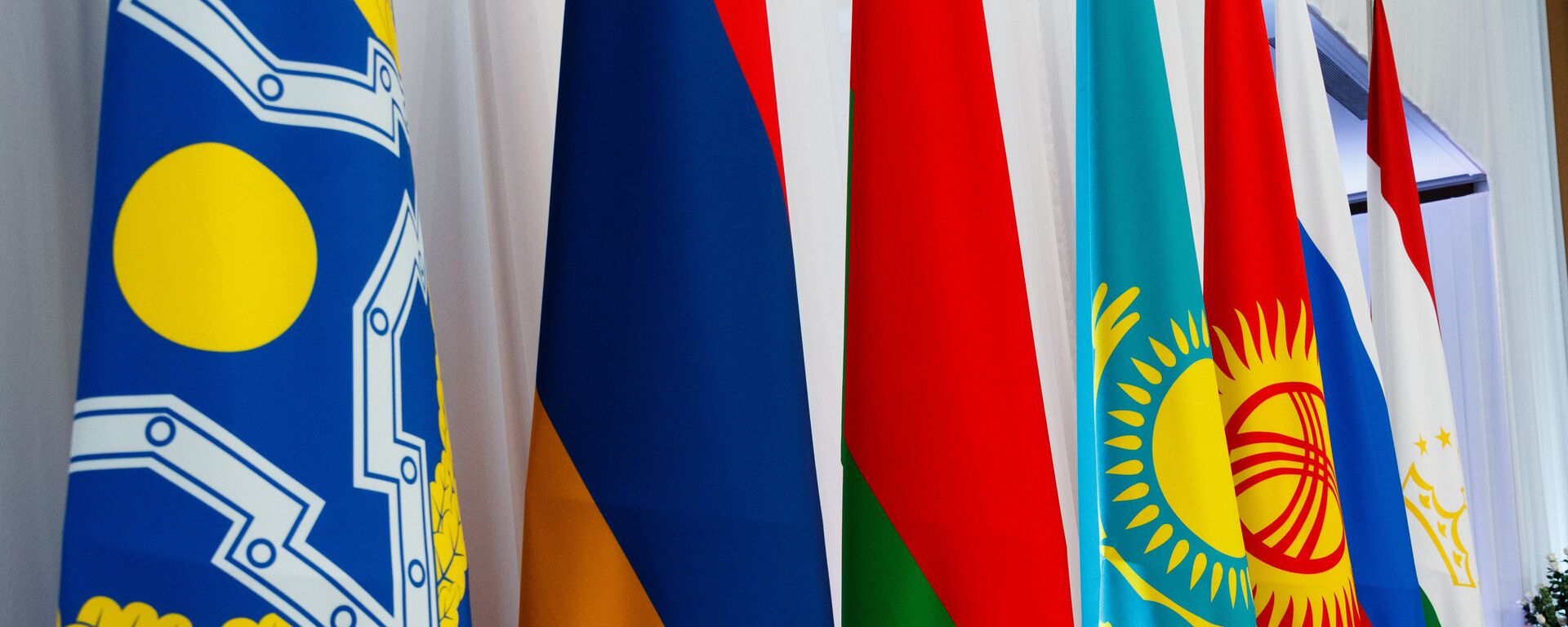 Флаги стран-участниц совместного заседания Совета министров иностранных дел, Совета министров обороны и Комитета секретарей советов безопасности ОДКБ в Астане - Sputnik Казахстан, 1920, 20.09.2022