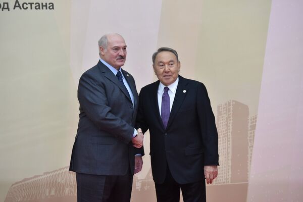 Президент Казахстана Нурсултан Назарбаев и глава Беларуси Александр Лукашенко на совещании ОДКБ в Астане, 8 ноября 2018 года - Sputnik Казахстан
