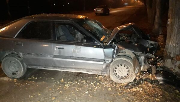 Автомобиль влетел в дерево по Утемисова - Sputnik Казахстан
