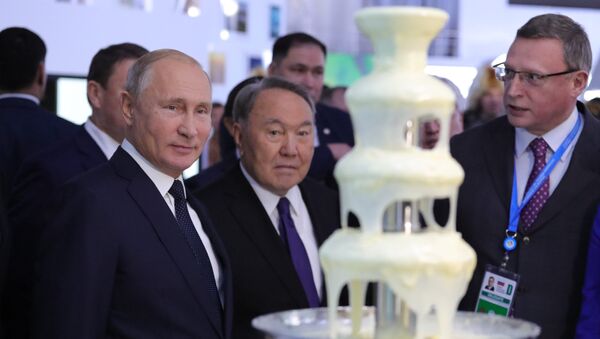 Владимир Путин и Нурсултан Назарбаев посетили туристическую выставку - Sputnik Казахстан