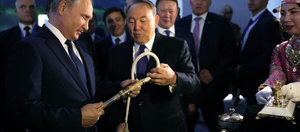 Президент РФ Владимир Путин и президент Казахстана Нурсултан Назарбаев во время посещения туристической выставки Новые подходы и тенденции в развитии туризма России и Казахстана - Sputnik Казахстан