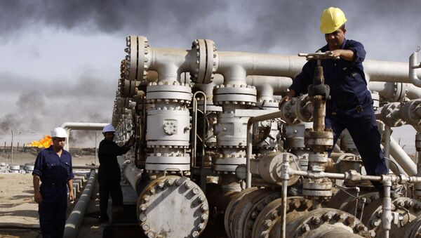 Архивное фото иракских рабочих на нефтеперерабатывающем заводе  - Sputnik Қазақстан