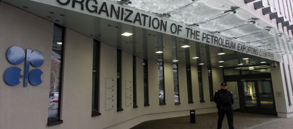 Архивное фото полицейского, охраняющего вход в здание, где расположена штаб-квартира ОПЕК в центре Вены Архивное фото полицейского, охраняющего вход в здание, где расположена штаб-квартира ОПЕК в центре Вены - Sputnik Казахстан