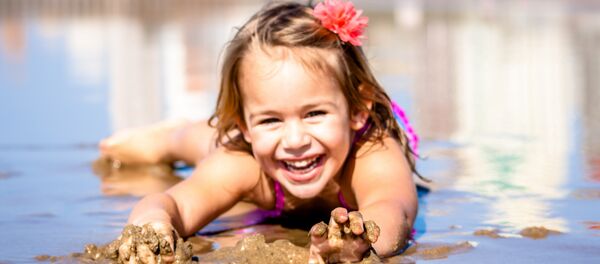 Улыбающаяся девочка Улыбающаяся девочка - Sputnik Казахстан