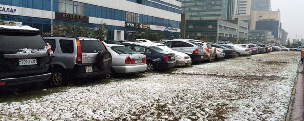 Усыпанная снегом парковка в Астане Усыпанная снегом парковка в Астане - Sputnik Казахстан