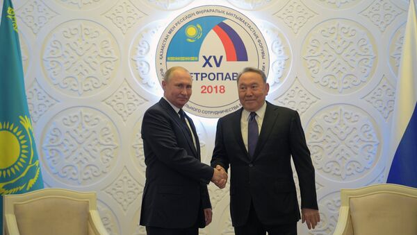 Президент РФ Владимир Путин и президент Казахстана Нурсултан Назарбаев во время встречи 9 ноября 2018 года - Sputnik Казахстан