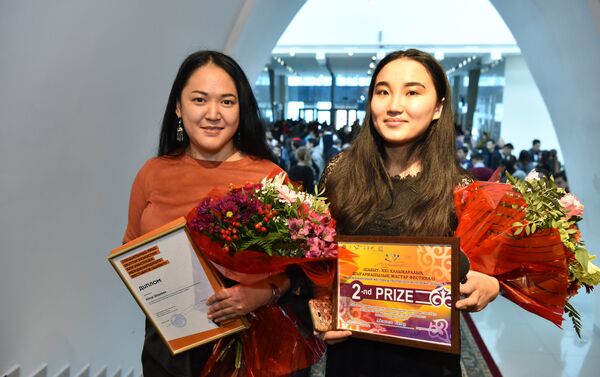 Обладательница спецприза Sputnik Айнур Шошаева (слева) и корреспондент Sputnik, получившая приз за II место, Айгюзель Кадир (справа) - Sputnik Казахстан