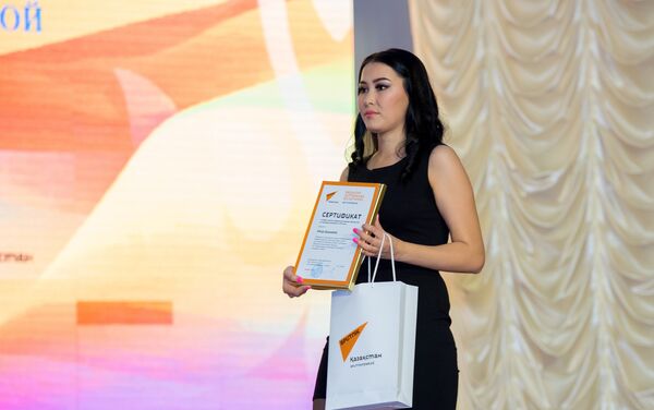 Награждение сертификатами и спецпризами Sputnik на сцене международного конкурса Шабыт - Sputnik Казахстан