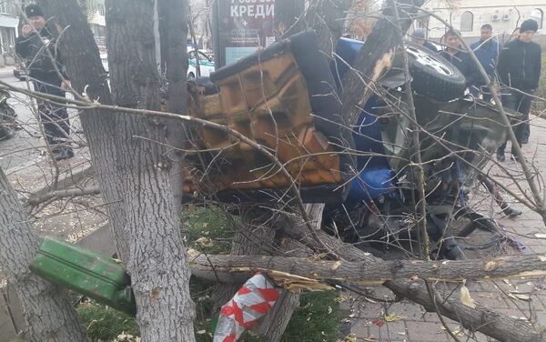 Крупное ДТП на улице Абылайхана: Ниссан Скайлайн столкнулся с Дэу Нексия - Sputnik Казахстан