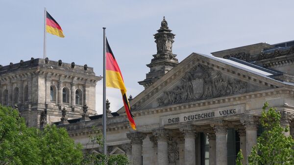 Флаг Германии на историческом здании государственного  собрания в Берлине, иллюстративное фото - Sputnik Казахстан