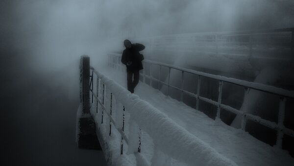 Мужчина зимой на мосту, иллюстративное фото - Sputnik Казахстан