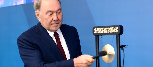 Назарбаев запустил торги на бирже финцентра в Астане Назарбаев запустил торги на бирже финцентра в Астане - Sputnik Казахстан