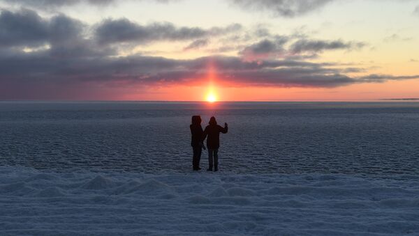 Люди на берегу замерзшей реки, архивное фото - Sputnik Казахстан