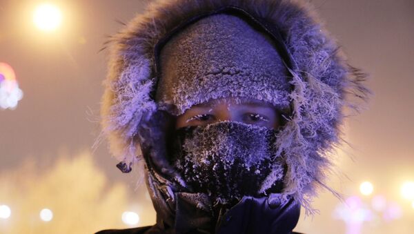 Молодой человек в морозный вечер, архивное фото - Sputnik Казахстан