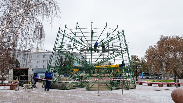 В Павлодаре начали устанавливать центральную новогоднюю елку - Sputnik Казахстан