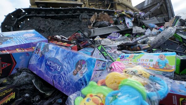 Уничтожение контрафактных игрушек, архивное фото - Sputnik Казахстан