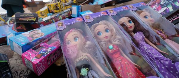 Уничтожение контрафактных игрушек, архивное фото Уничтожение контрафактных игрушек, архивное фото - Sputnik Казахстан