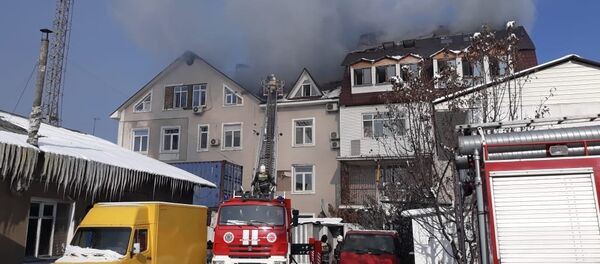 Трехэтажное здание горит - видео - Sputnik Казахстан