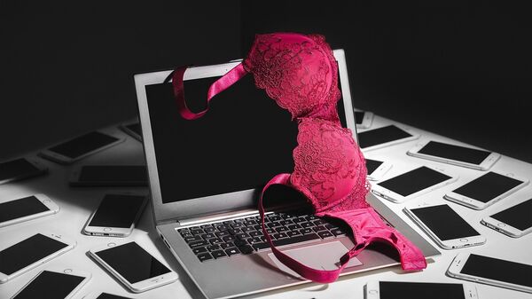 Женское нижнее белье на клавиатуре компьютера, иллюстративное фото - Sputnik Казахстан