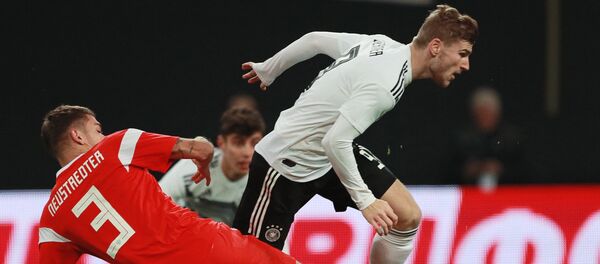 Роман Нойштедтер (Россия) и Тимо Вернер (Германия) в товарищеском матче по футболу между сборными Германии и России. - Sputnik Казахстан
