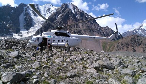 Вертолет спасателей в горах Вертолет спасателей в горах - Sputnik Казахстан