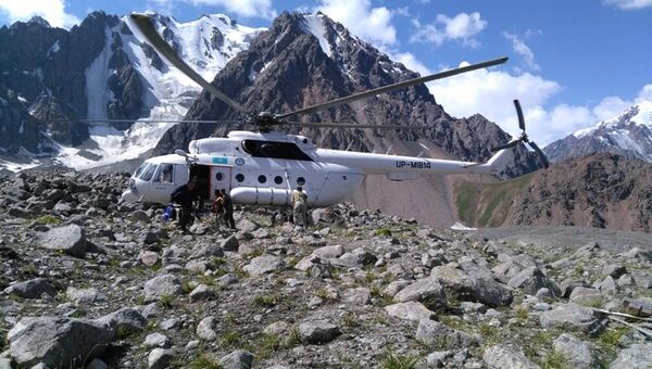Вертолет спасателей в горах - Sputnik Казахстан