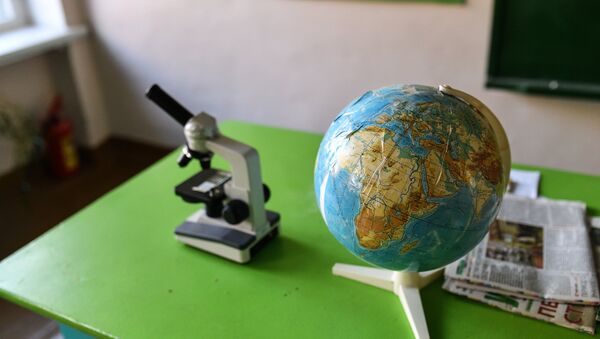 Архивное фото глобуса и микроскопа в школьном кабинете - Sputnik Казахстан