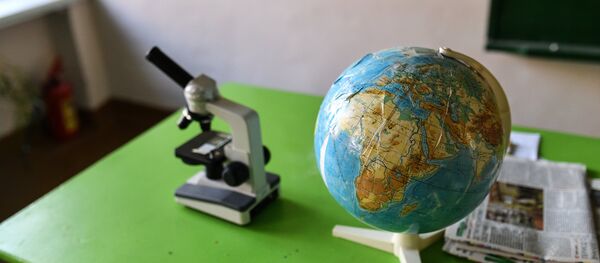 Архивное фото глобуса и микроскопа в школьном кабинете - Sputnik Казахстан