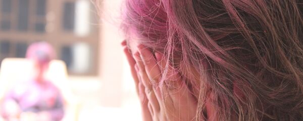 Девочка закрыла лицо руками Девочка закрыла лицо руками - Sputnik Казахстан