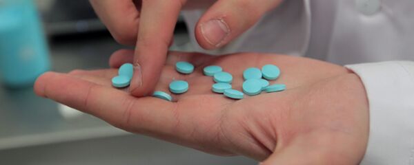 Архивное фото сотрудника фармкомпании, производящего контроль качества лекарственных препаратов Архивное фото сотрудника фармкомпании, производящего контроль качества лекарственных препаратов - Sputnik Казахстан