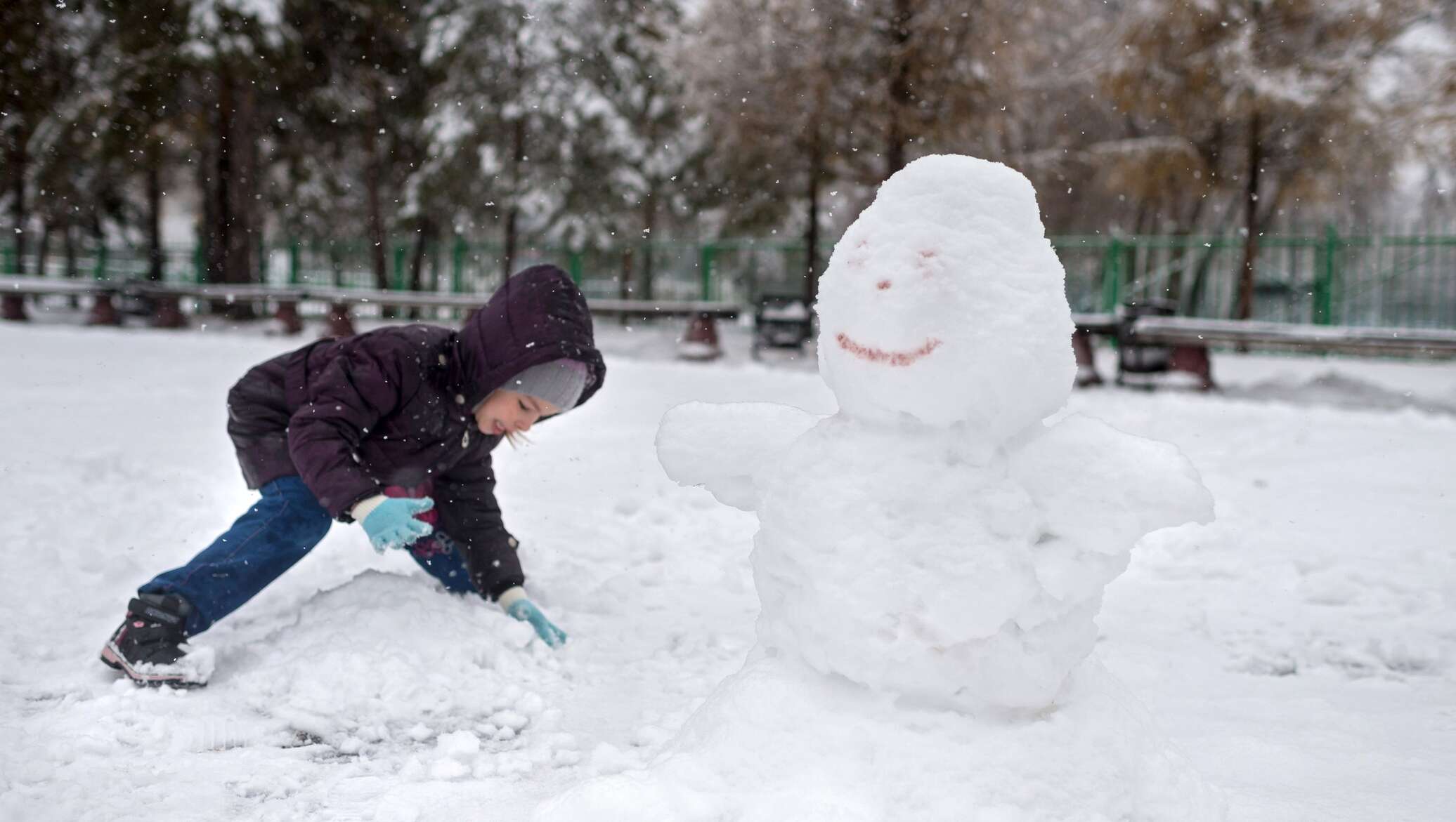 Қар күреген бала. Дети лепят снеговика. Девочка лепит снеговика. Первый снег во дворе. Девочка слепила снеговика.