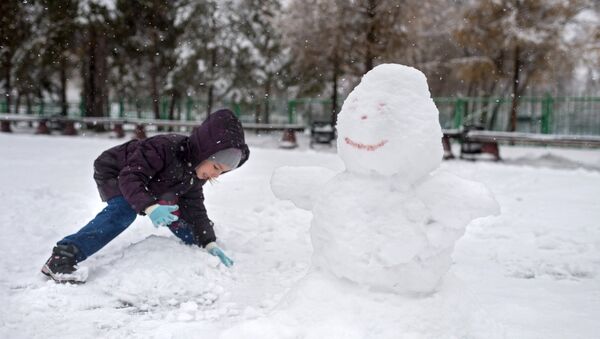 Ребенок лепит снеговика - Sputnik Казахстан