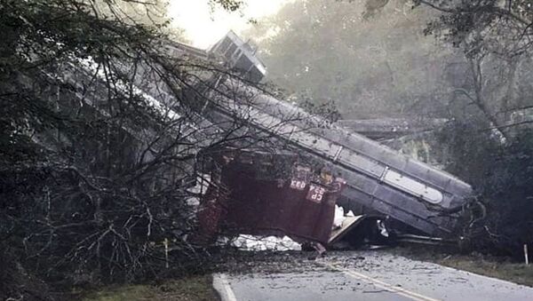 В городе Байромвилл (штат Джорджия), вагоны грузового поезда, перевозившего пропан, сошли с рельсов и упали с моста на шоссе - Sputnik Казахстан