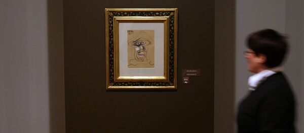 Посетитель Болгарской нацгалереи смотрит на картину испанского художника Пабло Пикассо Голова Арлекина, архивное фото Посетитель Болгарской нацгалереи смотрит на картину испанского художника Пабло Пикассо Голова Арлекина, архивное фото - Sputnik Казахстан