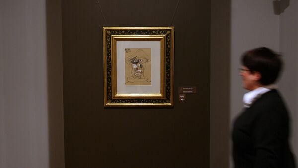 Посетитель Болгарской нацгалереи смотрит на картину испанского художника Пабло Пикассо Голова Арлекина, архивное фото - Sputnik Казахстан