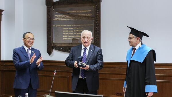 Президент Российской академии наук Александр Сергеев стал почетным профессором Евразийского национального университета - Sputnik Казахстан