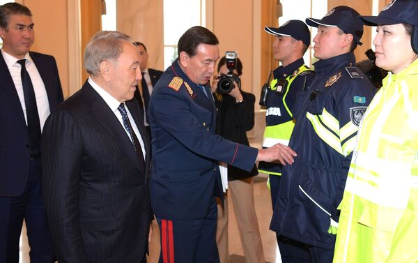 Стражи порядка в Казахстане будут носить форму темно-синего цвета. На форме полицейских появится слово POLITSIIA, надписи на латинице будут и на шевронах - Sputnik Казахстан