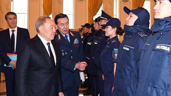 Назарбаев полицейлердің жаңа формасымен танысты - Sputnik Қазақстан