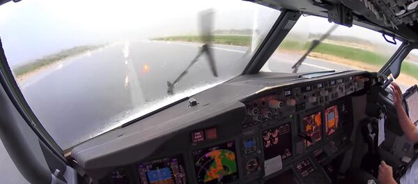 Посадка самолета во время ливня - видео - Sputnik Казахстан