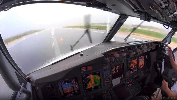 Посадка самолета во время ливня - видео - Sputnik Казахстан