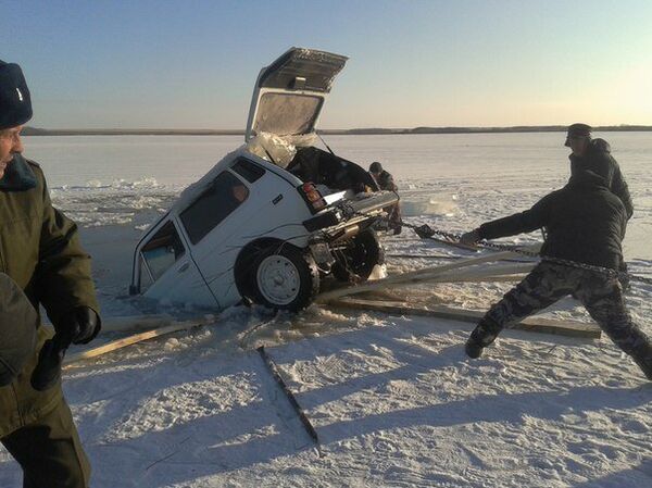 Джип провалился под лед в Северном Казахстане - Sputnik Казахстан