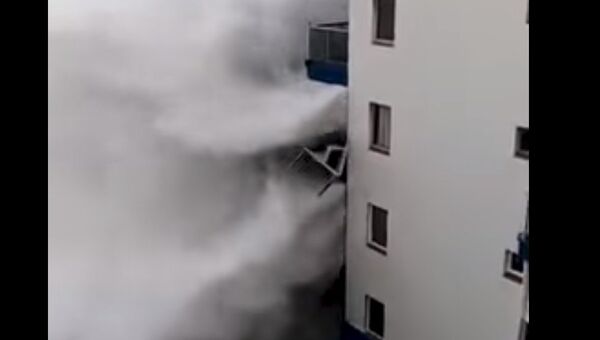 Волны смыли балконы на Тенерифе - видео - Sputnik Казахстан