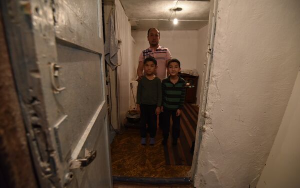 Багдат живет с двумя сыновьями в небольшой дачной постройке, а Сабира пока находится с малышом в доме у родителей - Sputnik Казахстан