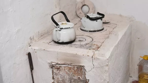 На печи – чайники, а рядом продукты - Sputnik Қазақстан