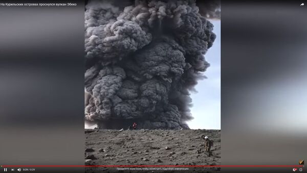 Пробуждение вулкана Эбеко на Курильских островах - видео - Sputnik Казахстан